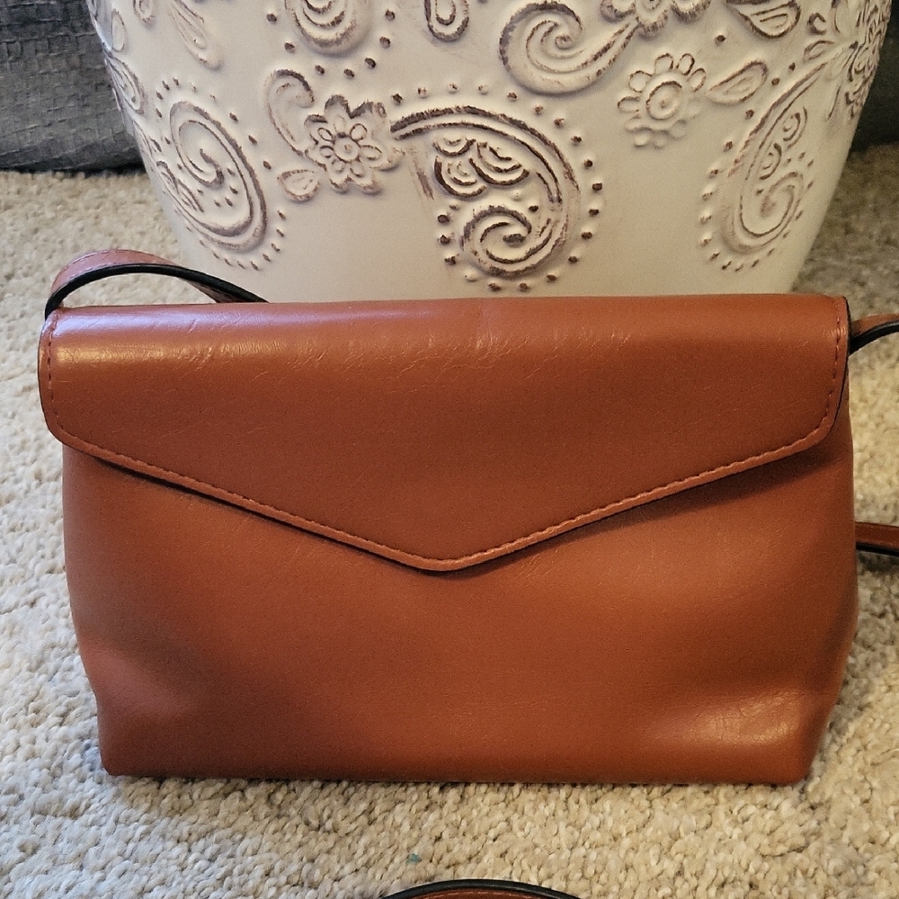 Universal Thread Women's Envelope Crossbody Bag in Cognac Brown